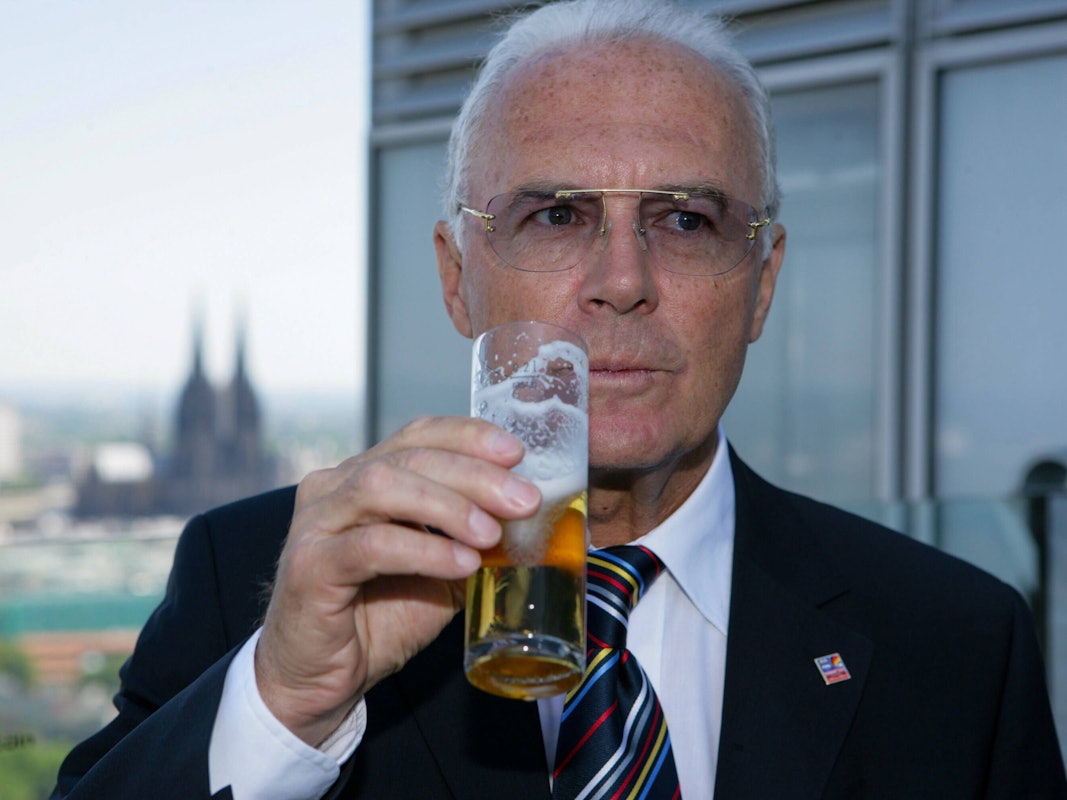 Franz Beckenbauer lässt sich mit Domblick ein Kölsch schmecken.