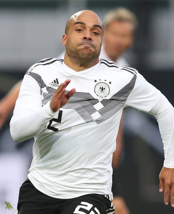David Odonkor, ehemaliger Nationalspieler, spielt beim Spiel DFB-All-Stars gegen Italien den Ball.
