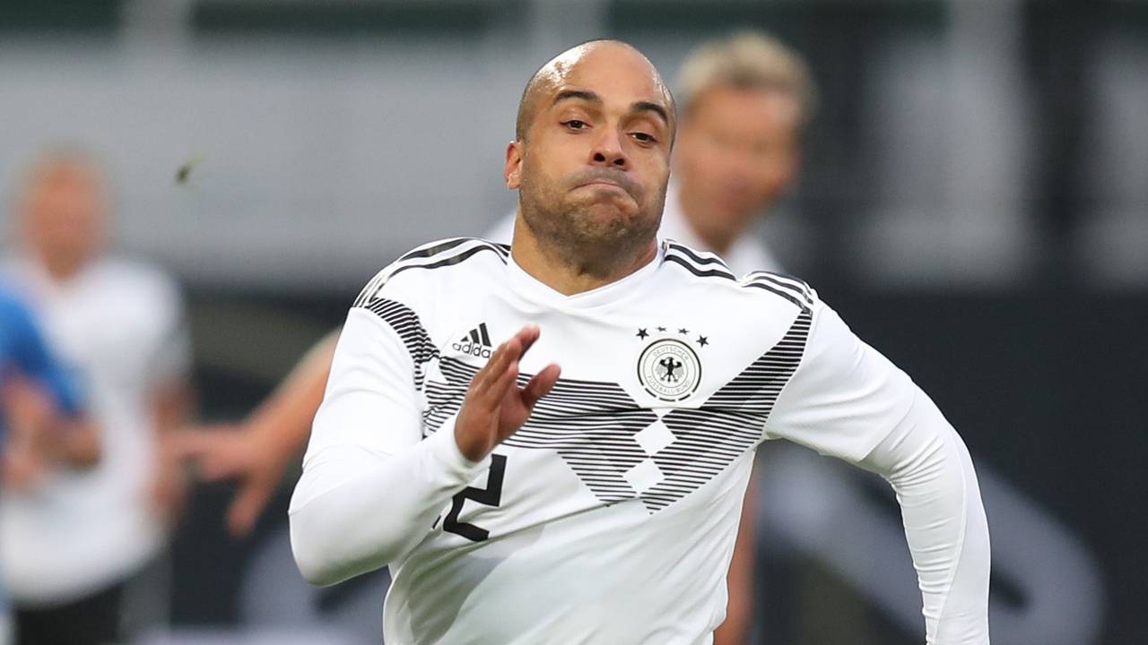 David Odonkor, ehemaliger Nationalspieler, spielt beim Spiel DFB-All-Stars gegen Italien den Ball.