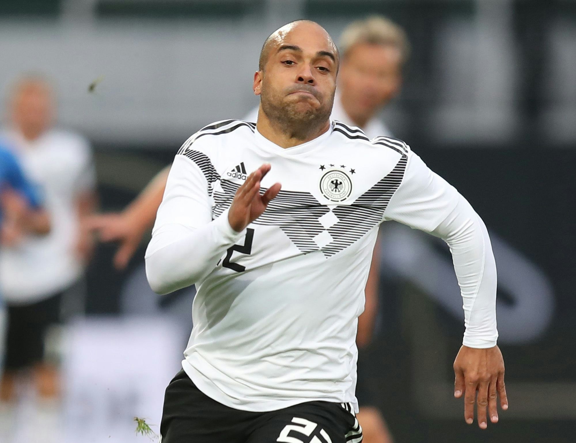 David Odonkor, ehemaliger Nationalspieler, spielt beim Spiel DFB-All-Stars gegen Italien den Ball.