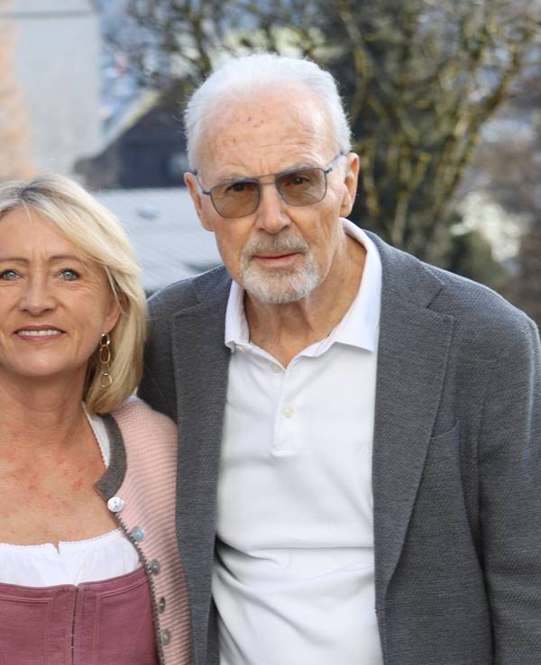 Franz Beckenbauer gemeinsam mit Ehefrau Heidi und Sohn Joel am 6. Januar 2023 in Kitzbühel.