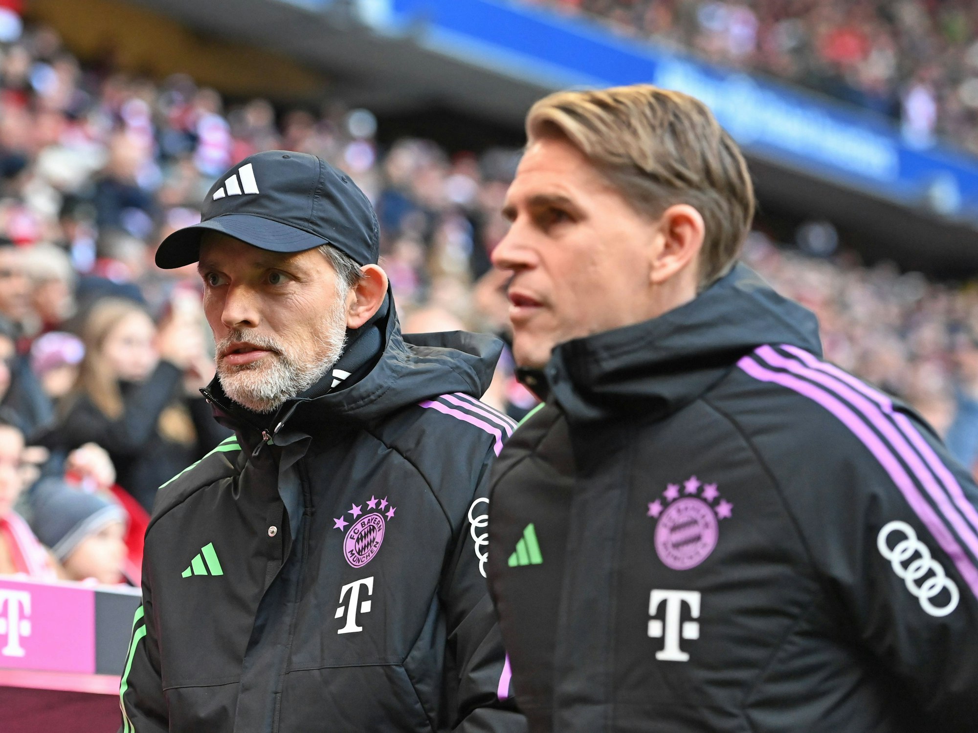 Thomas Tuchel und Sportdirektor Christopher Freund auf dem Weg zur Trainerbank.