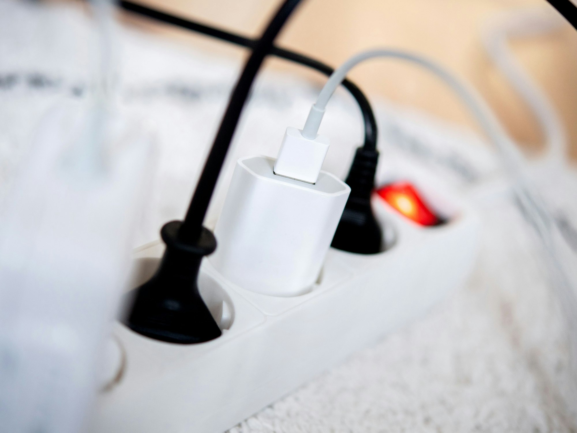 Die Netzstecker mehrerer Elektrogeräte stecken in einer Steckdosenleiste in einem Wohnzimmer, hier im November 2022 in Oldenburg.