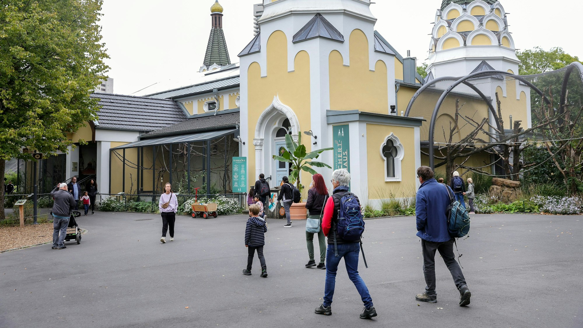 Besucherinnen und Besucher schlendern durch den Kölner Zoo.