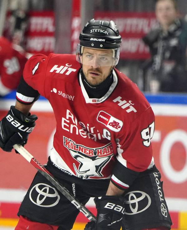 Moritz Müller steht bei einem Spiel der Kölner Haie auf dem Eis.
