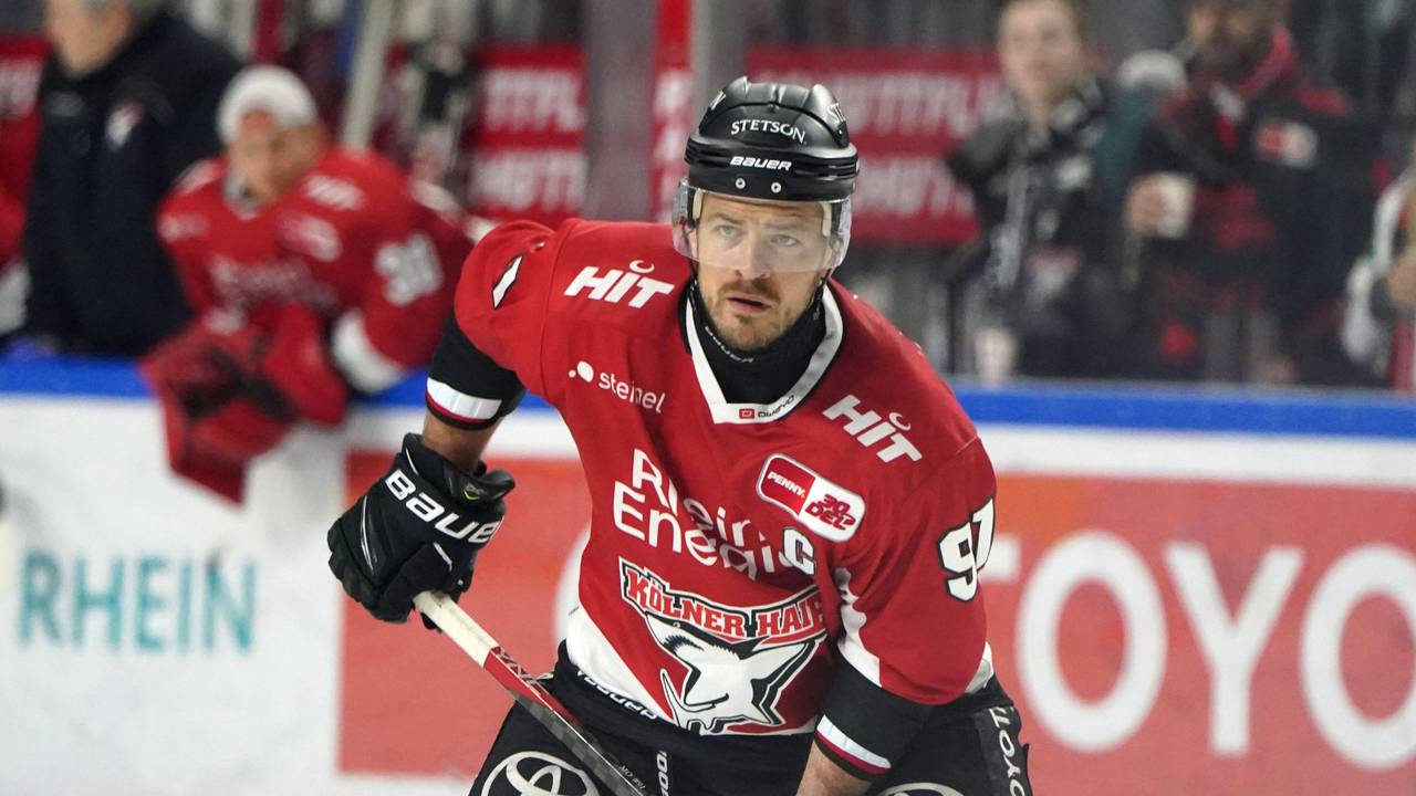 Moritz Müller steht bei einem Spiel der Kölner Haie auf dem Eis.