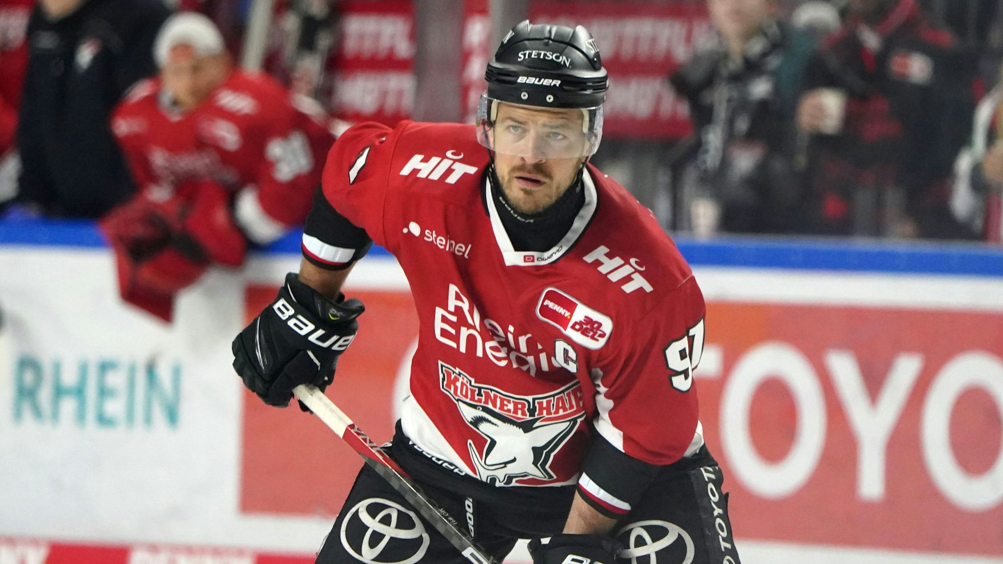 Moritz Müller steht bei einem Spiel der Kölner Haie auf dem Eis.