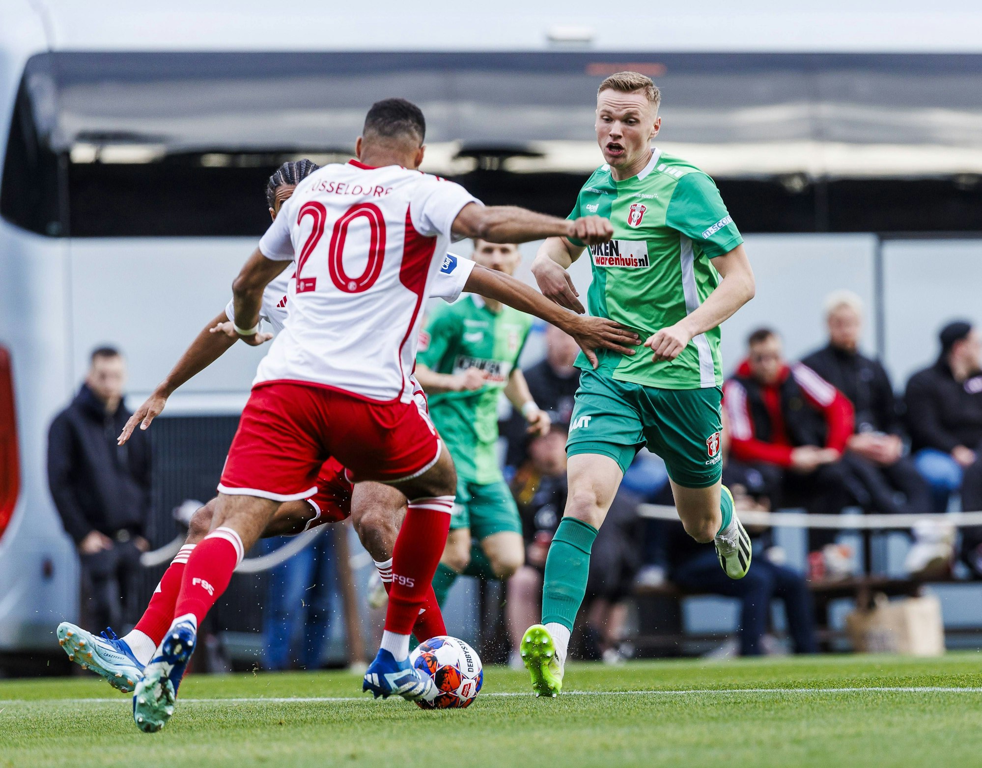 Jamil Siebert und Bartel Smolarczyk kämpfen um den Ball.