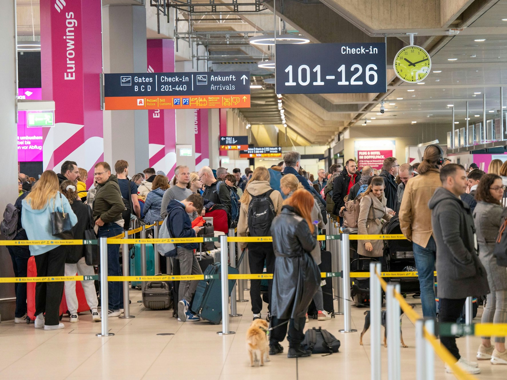 Am Flughafen Köln/Bonn checken viele Reisende zu ihrem Flug in den Urlaub ein.