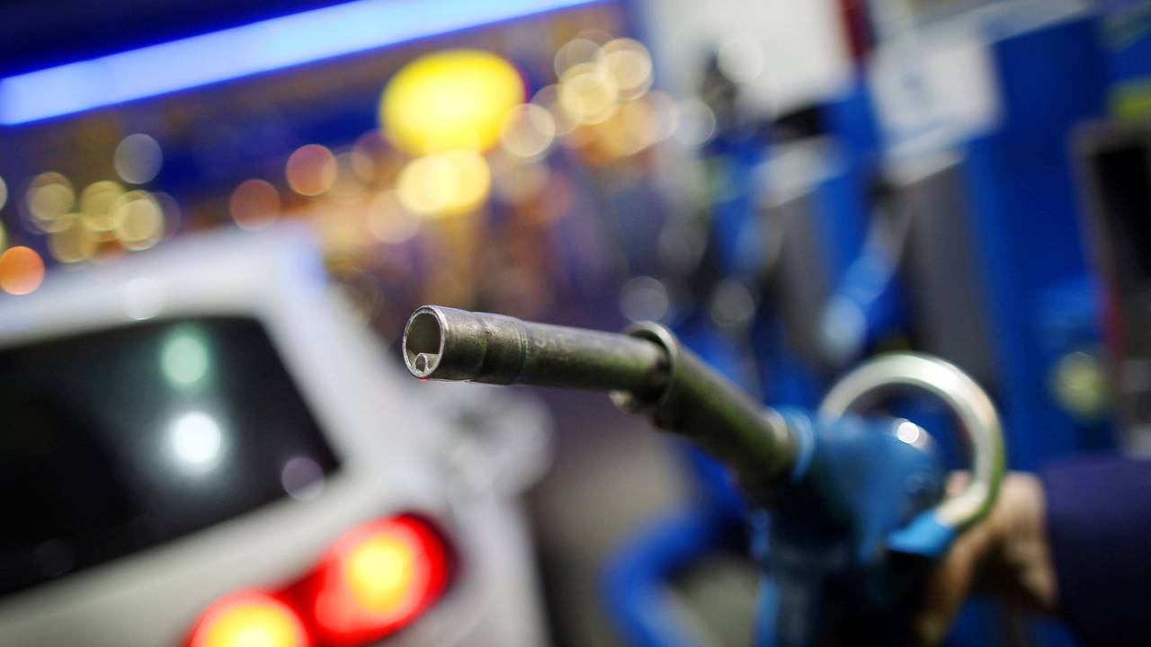 Ein Mann nimmt in Rommerskirchen (Rhein-Kreis Neuss/Nordrhein-Westfalen) an einer Aral-Tankstelle einen Tankrüssel in die Hand, hier im Februar 2014.