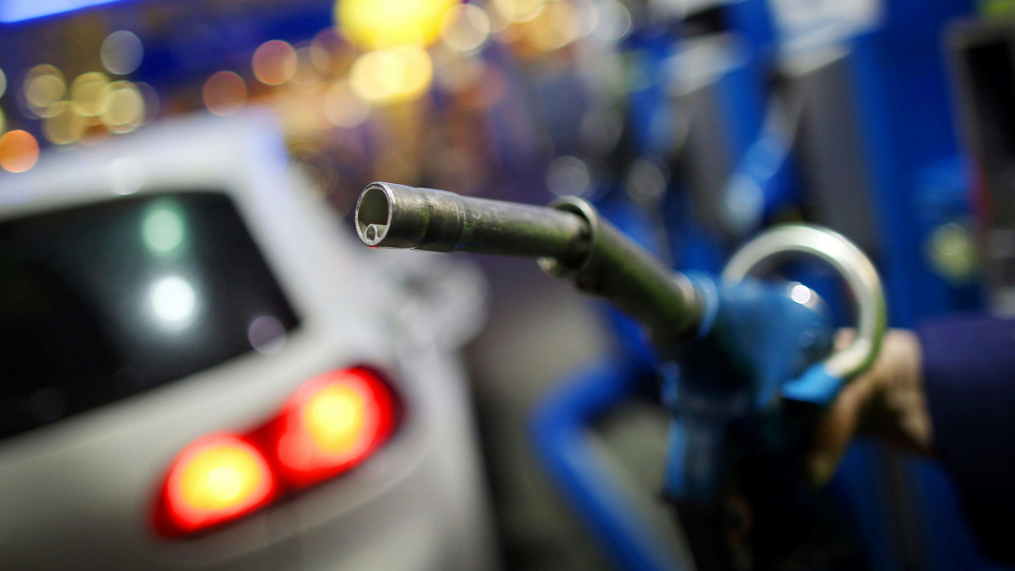 Ein Mann nimmt am 10. Februar 2014 in Rommerskirchen (Rhein-Kreis Neuss/Nordrhein-Westfalen) an einer Aral-Tankstelle einen Tankrüssel in die Hand.