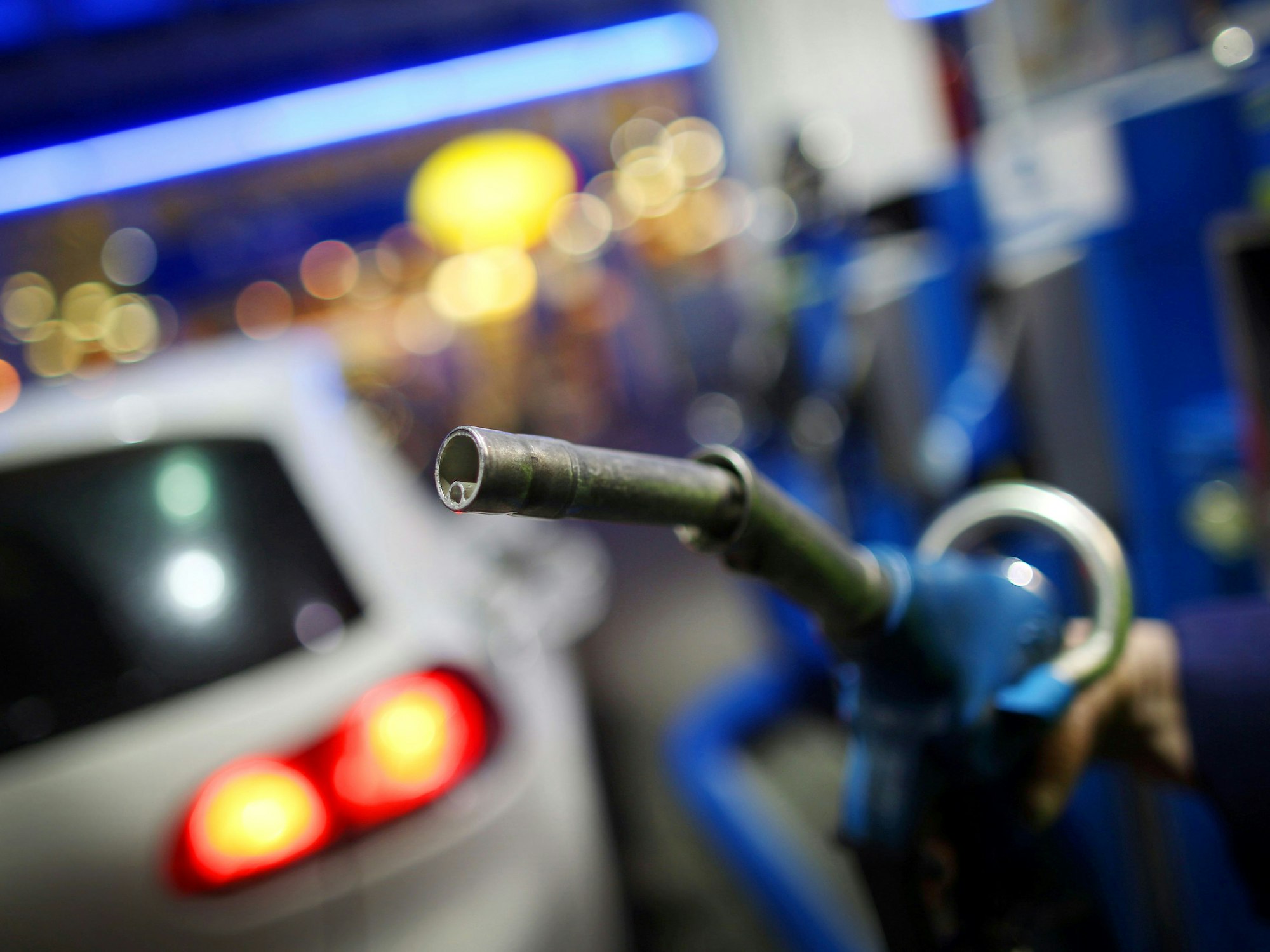 Ein Mann nimmt in Rommerskirchen (Rhein-Kreis Neuss/Nordrhein-Westfalen) an einer Aral-Tankstelle einen Tankrüssel in die Hand, hier im Februar 2014.