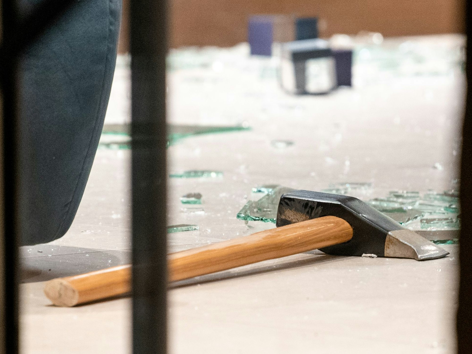 Ein Hammer liegt nach einem Überfall auf einen Juwelier in der Neustadt auf dem Boden, hier im Dezember 2022. (Symbolbild)