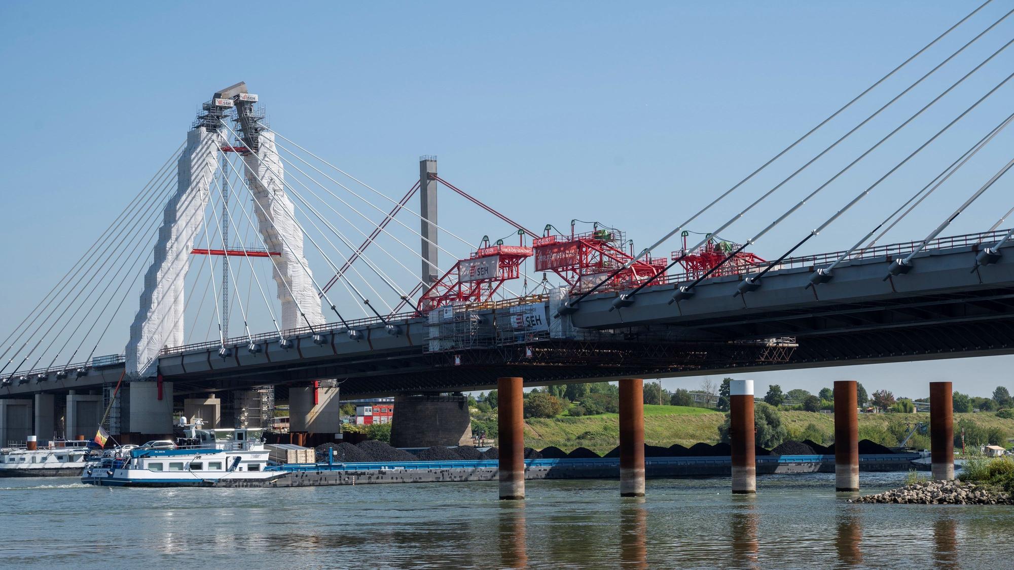 Die neue Leverkusener Brücke ist fast fertig.