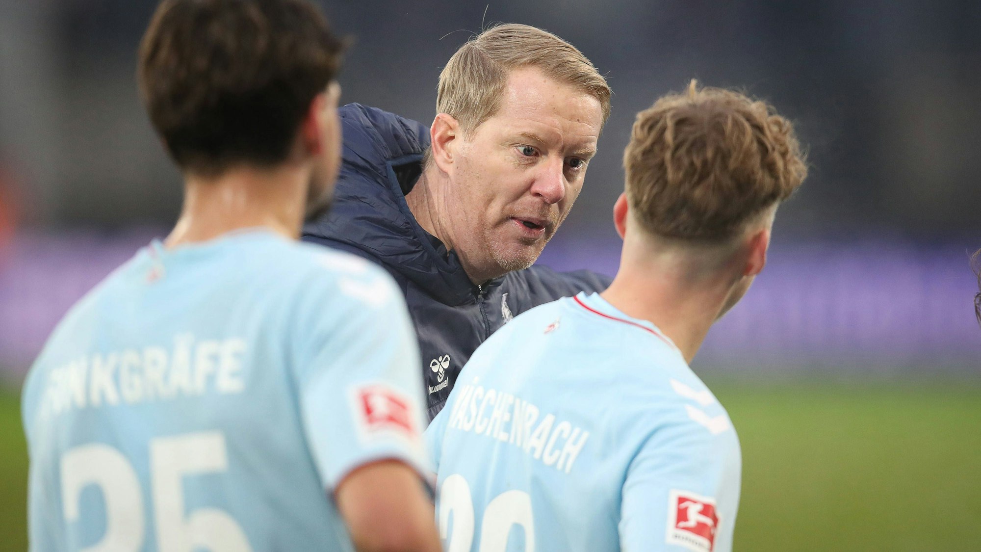 Timo Schultz beim Testspiel des 1. FC Köln in Essen im Gespräch mit U21-Talent Meiko Wäschenbach.