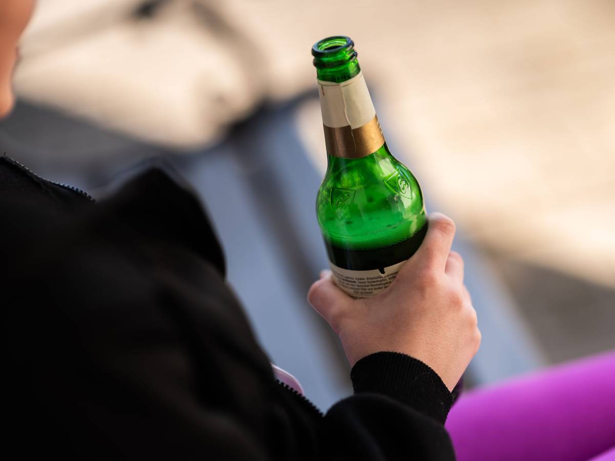 Eine Person hält eine Flasche Bier in der Hand, hier im März 2022 in Rottweil.