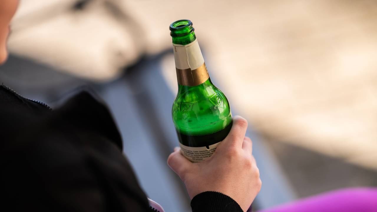 Eine Person hält eine Flasche Bier in der Hand, hier im März 2022 in Rottweil.