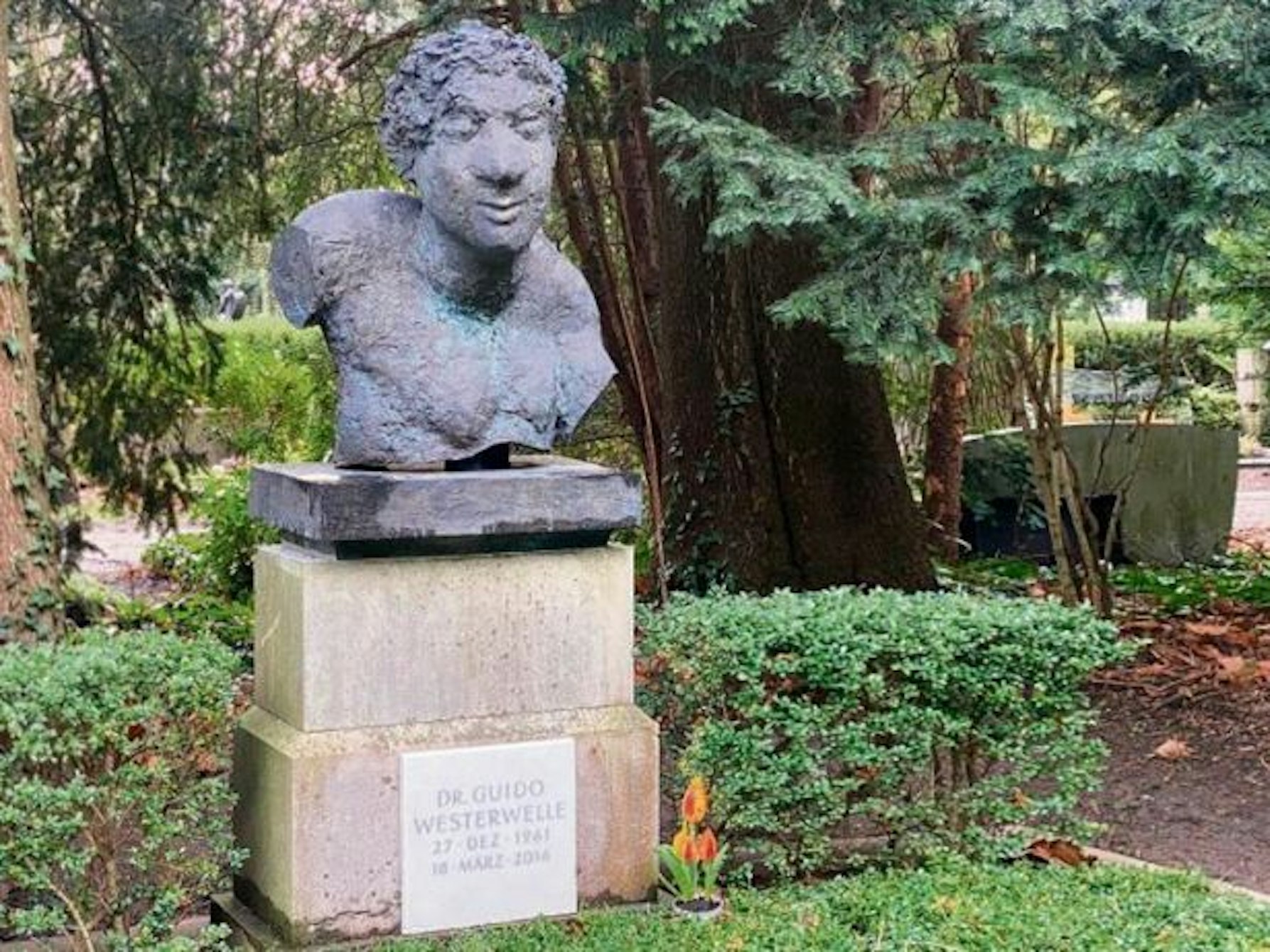 Eine neue Skulptur ist auf dem Grab von Guido Westerwelle zu sehen.