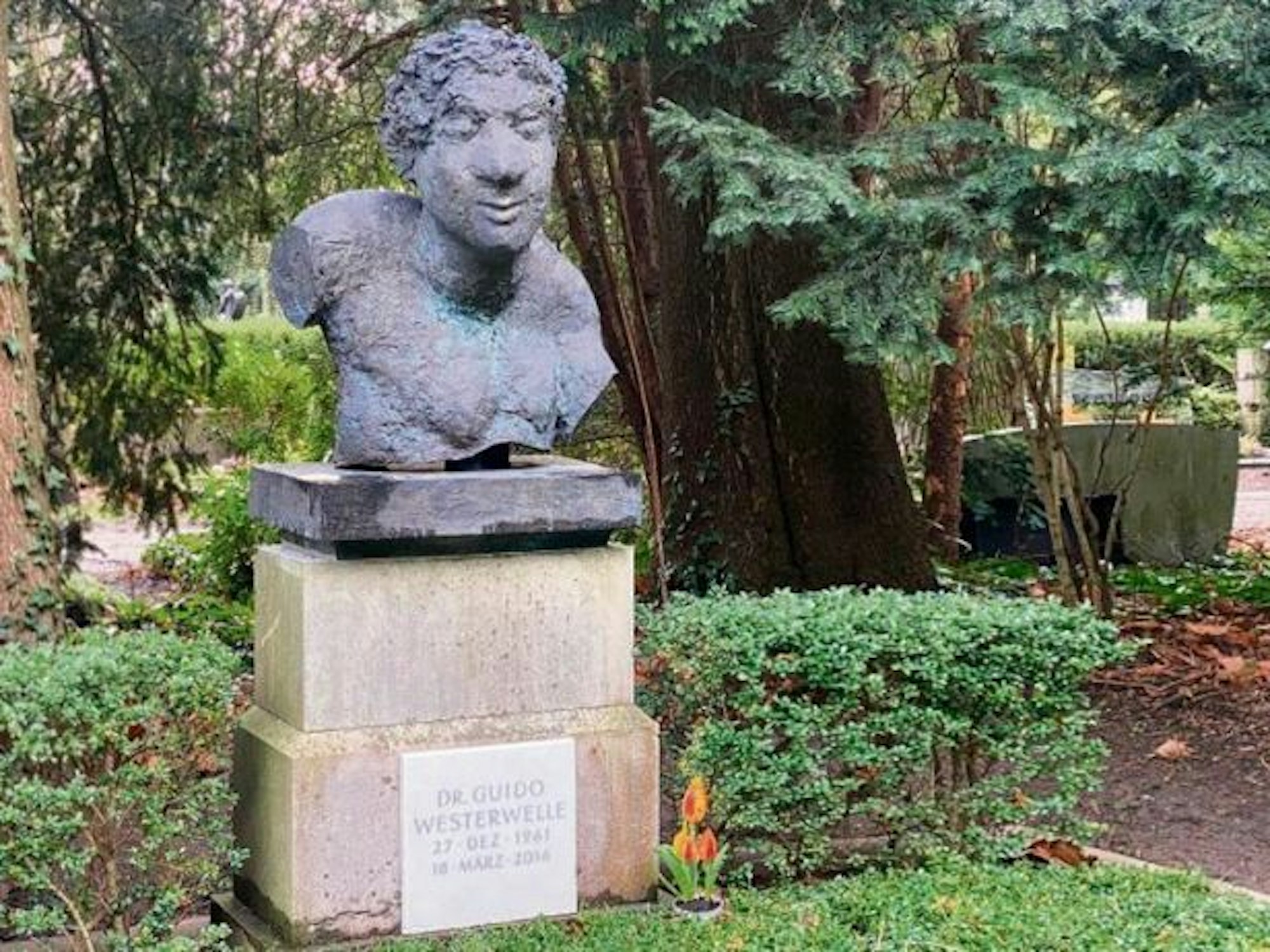 Eine neue Skulptur ist auf dem Grab von Guido Westerwelle zu sehen.