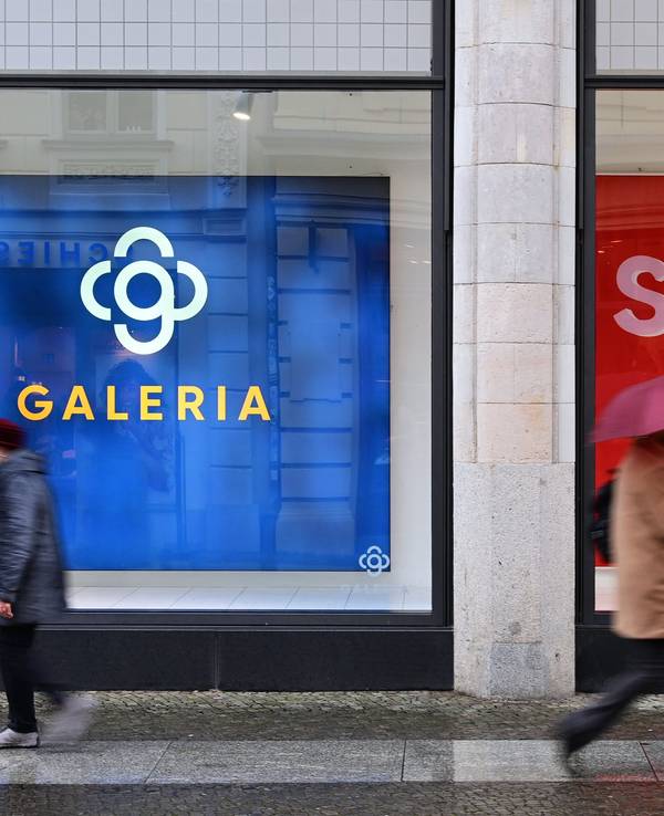 Passanten gehen an der Filiale von Galeria Karstadt im Stadtpalais in der Brandenburger Straße vorbei.