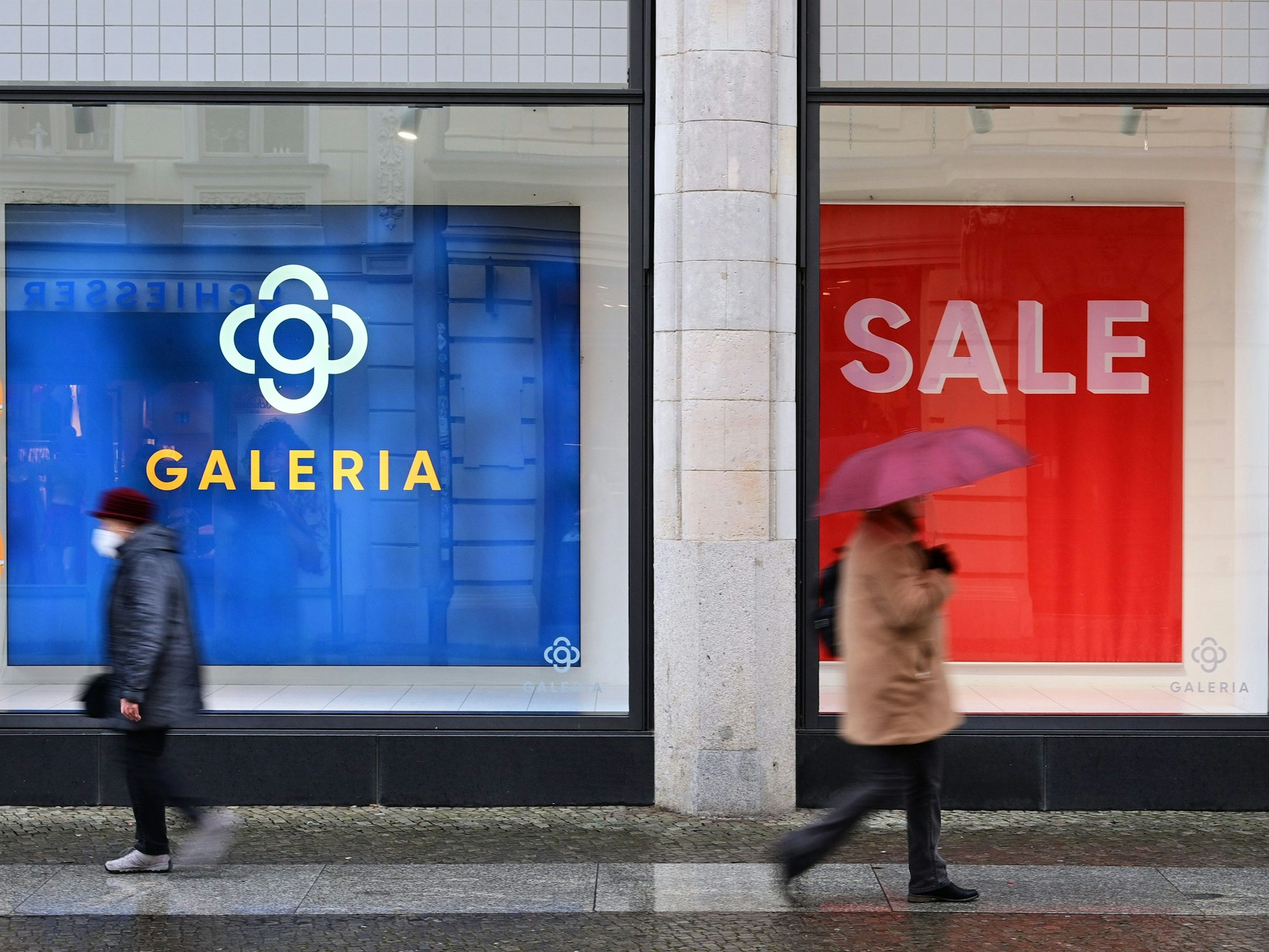 Passanten gehen an der Filiale von Galeria Karstadt im Stadtpalais in der Brandenburger Straße vorbei.