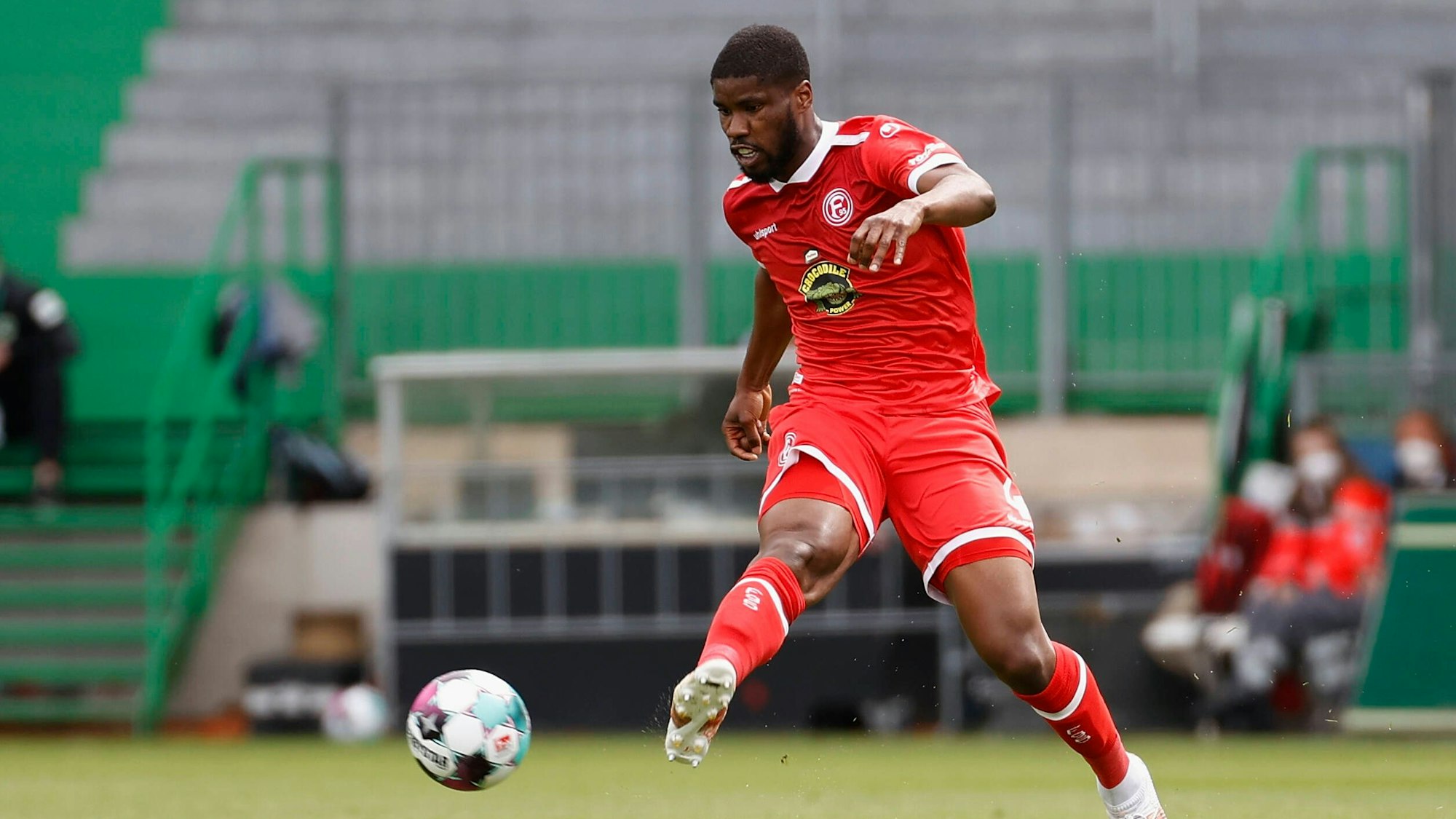 Kevin Danso im Düsseldorf-Trikot kurz nach einem Schuss