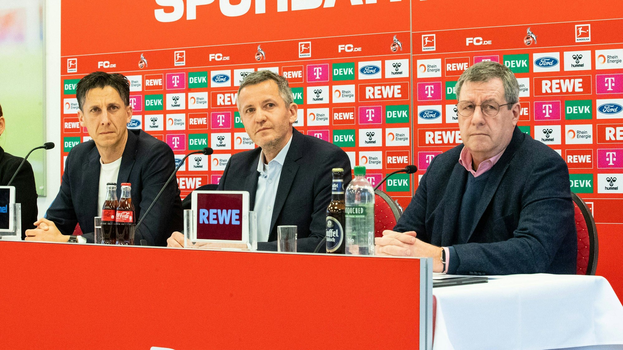Die FC-Bosse Christian Keller, Philipp Türoff und Werner Wolf (v.l.n.r.) sitzen bei einer Pressekonferenz am Rednerpult.