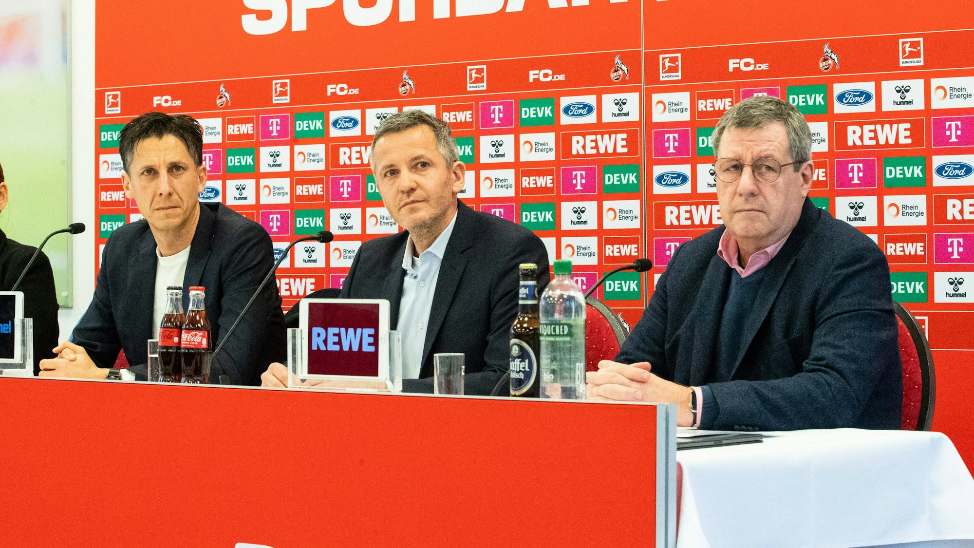 Die FC-Bosse Christian Keller, Philipp Türoff und Werner Wolf (v.l.n.r.) sitzen bei einer Pressekonferenz am Rednerpult.