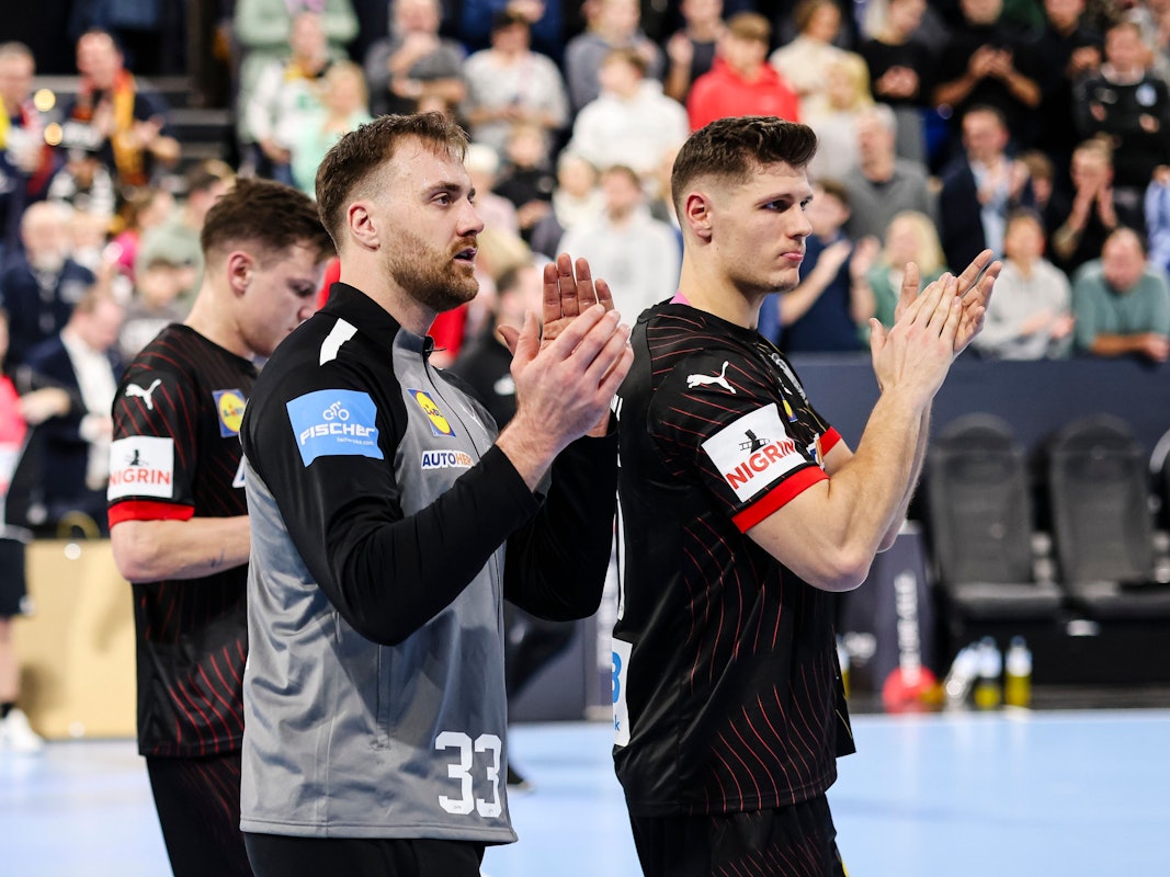 Deutschlands Handball-Torwart Andreas Wolff (l.) und Sebastian Heymann applaudieren dem Publikum nach einem Länderspiel.