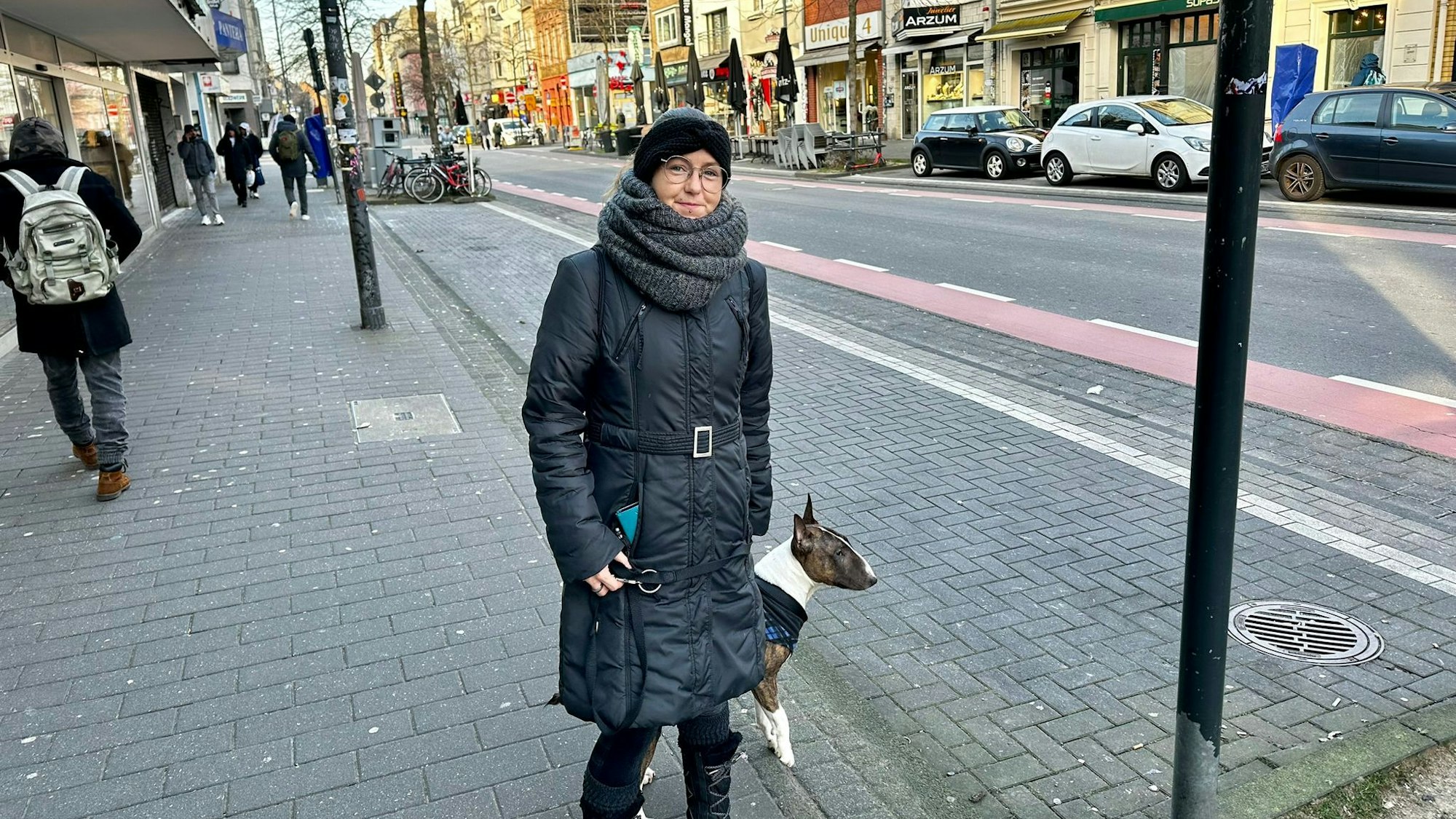 Anwohnerin Jennifer Meller steht auf der Venloer Straße.