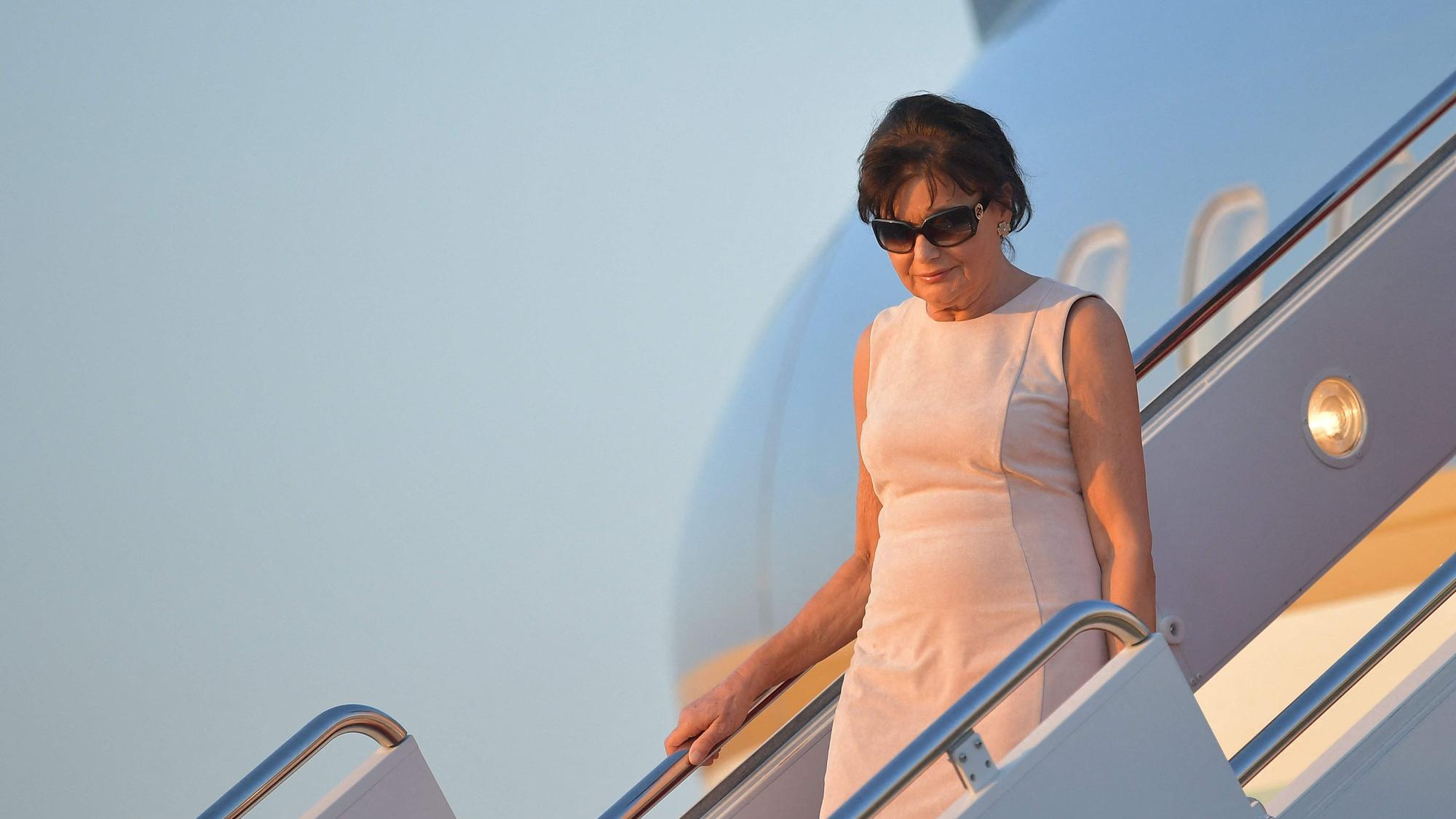 Amalija Knavs, Melania Trumps Mutter, ist tot. Hier ist sie im Juni 2017 auf einem Flughafen in Maryland zu sehen.