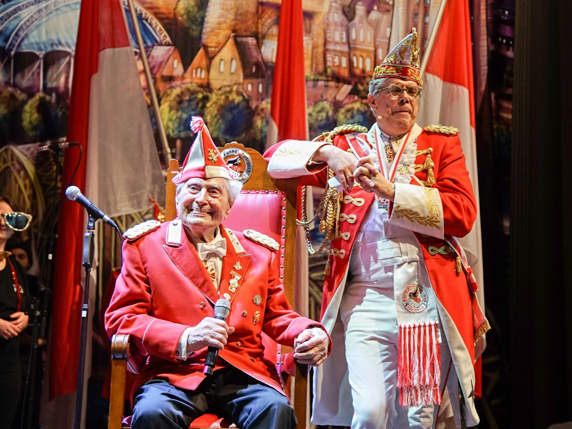 Heinz-Günther Hunold (r.) ehrte Ludwig Sebus.