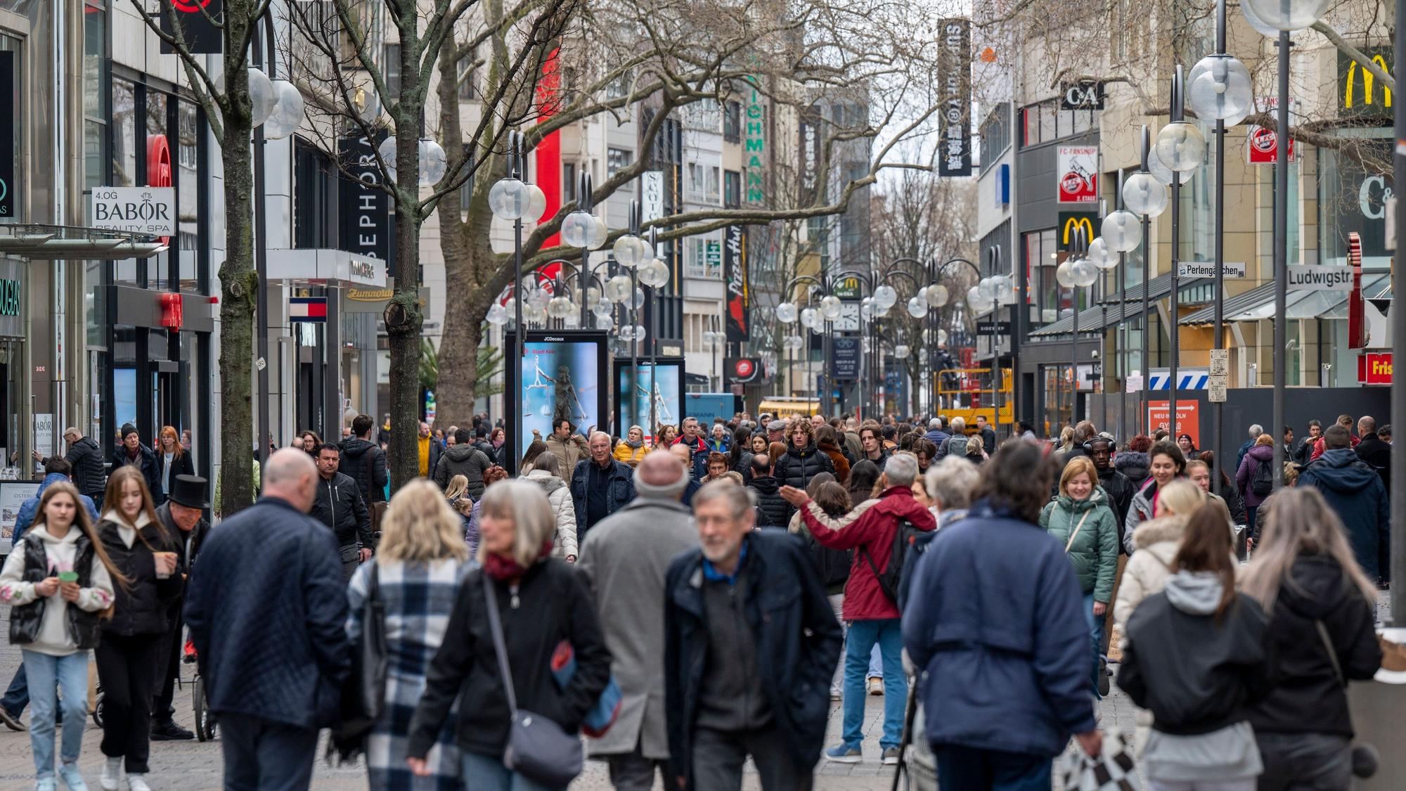 Menschen laufen über die Schildergasse.