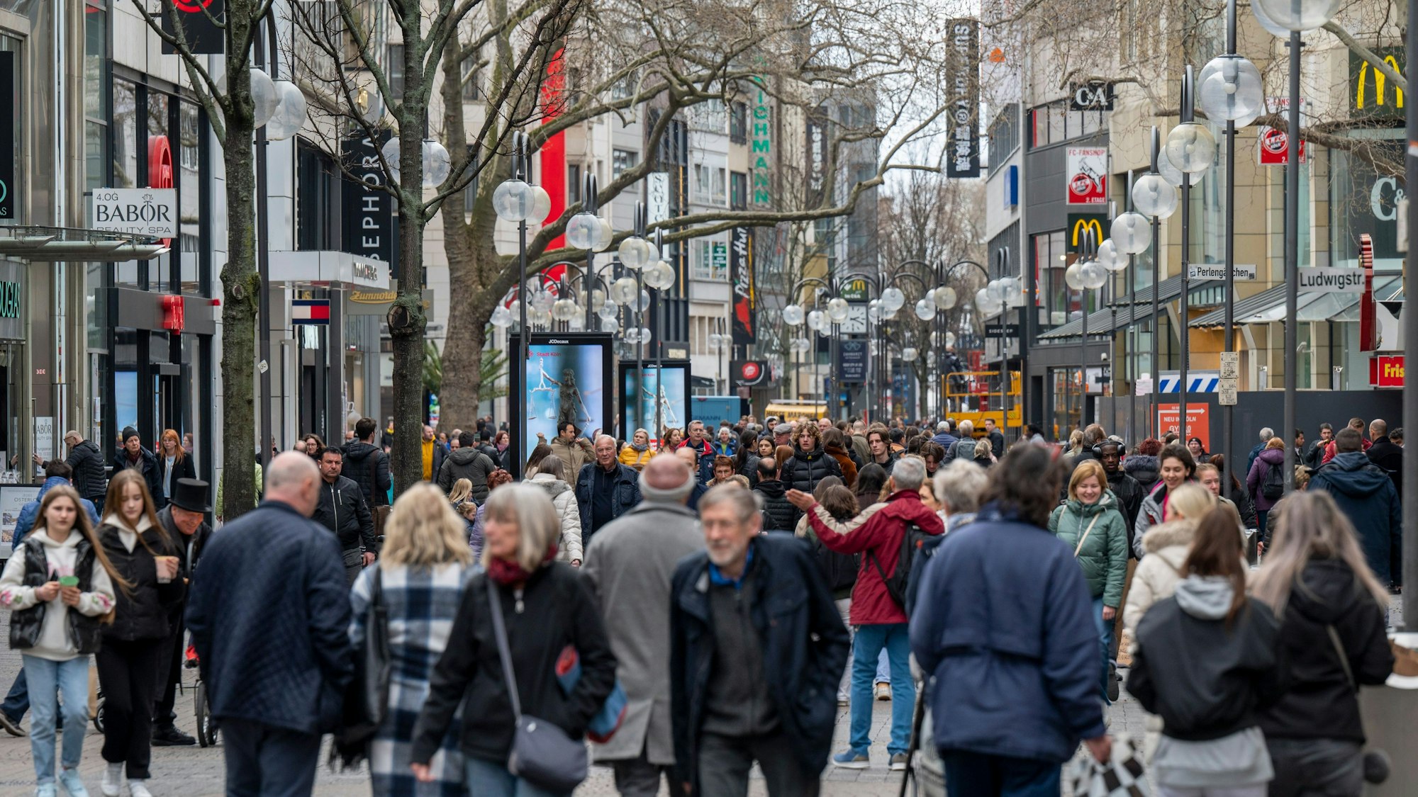 Menschen laufen über die Schildergasse.