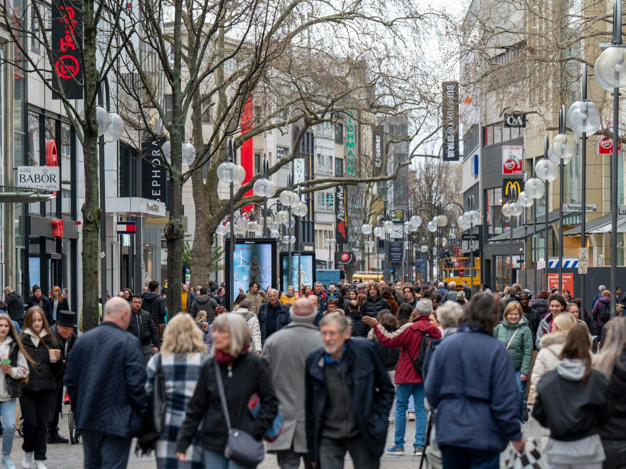 Menschen laufen über die Schildergasse in Köln.