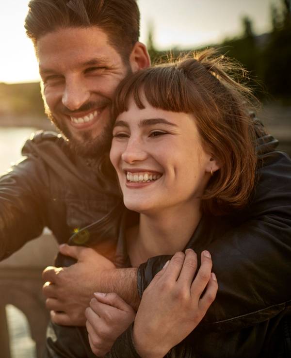 Frau und Mann machen Selfie im Sonnenuntergang