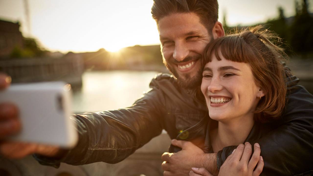 Frau und Mann machen Selfie im Sonnenuntergang