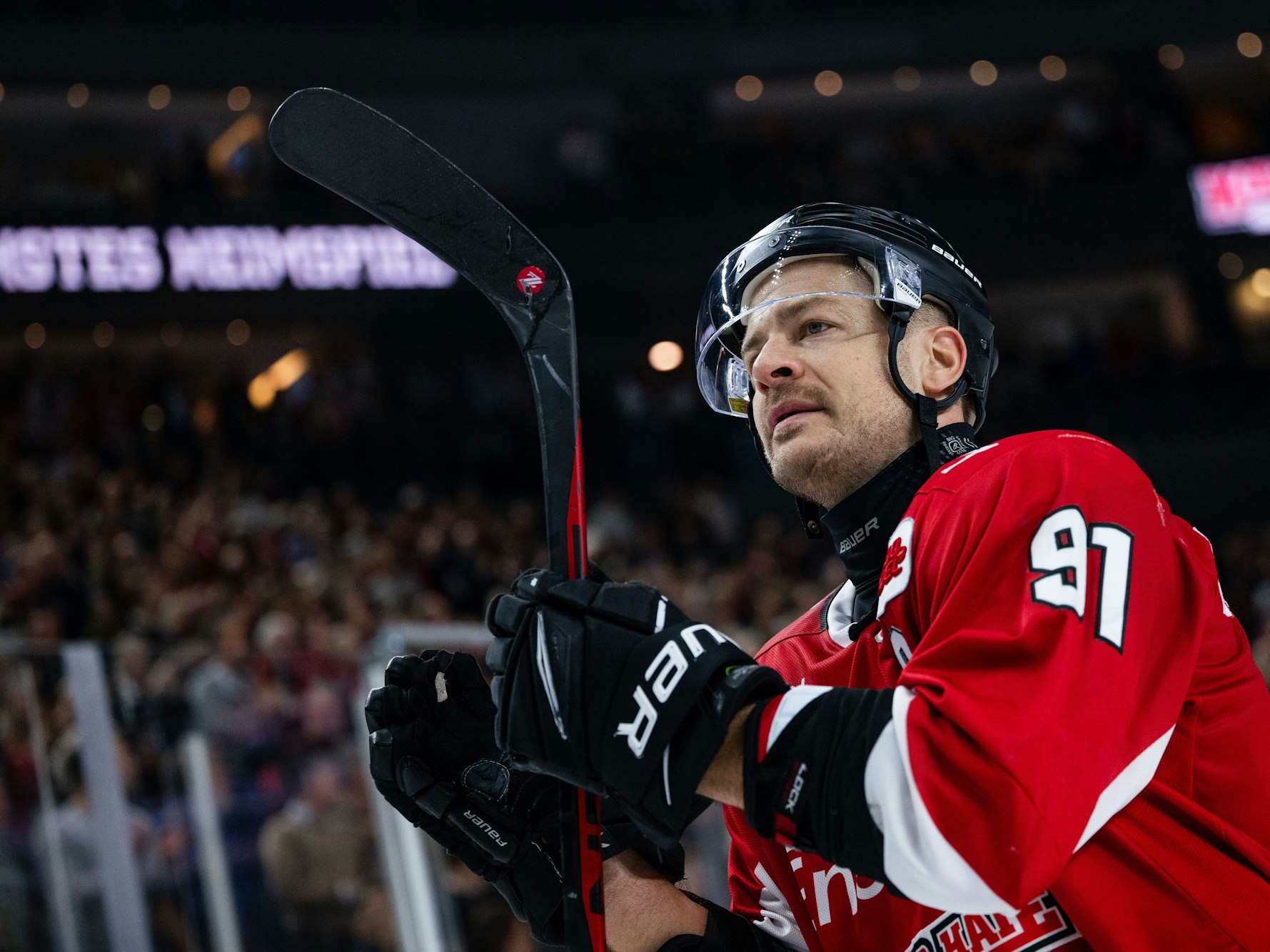 Kölns Moritz Müller bedankt sich nach der Partie bei den Fans.