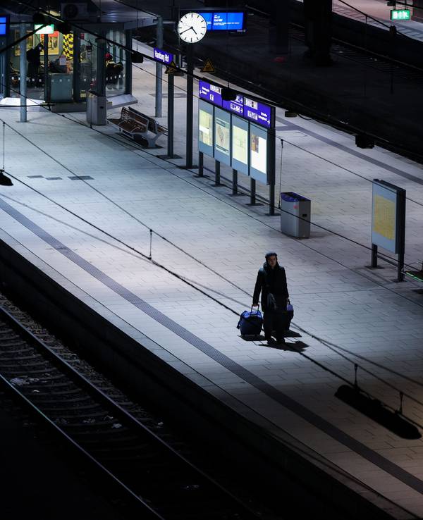 Nahezu menschenleer sind die Bahnsteige am frühen Mittwochmorgen auch im Hauptbahnhof Hamburg. Ein mehrtägiger Streik der Lokführergewerkschaft GDL hat seit 2 Uhr begonnen.