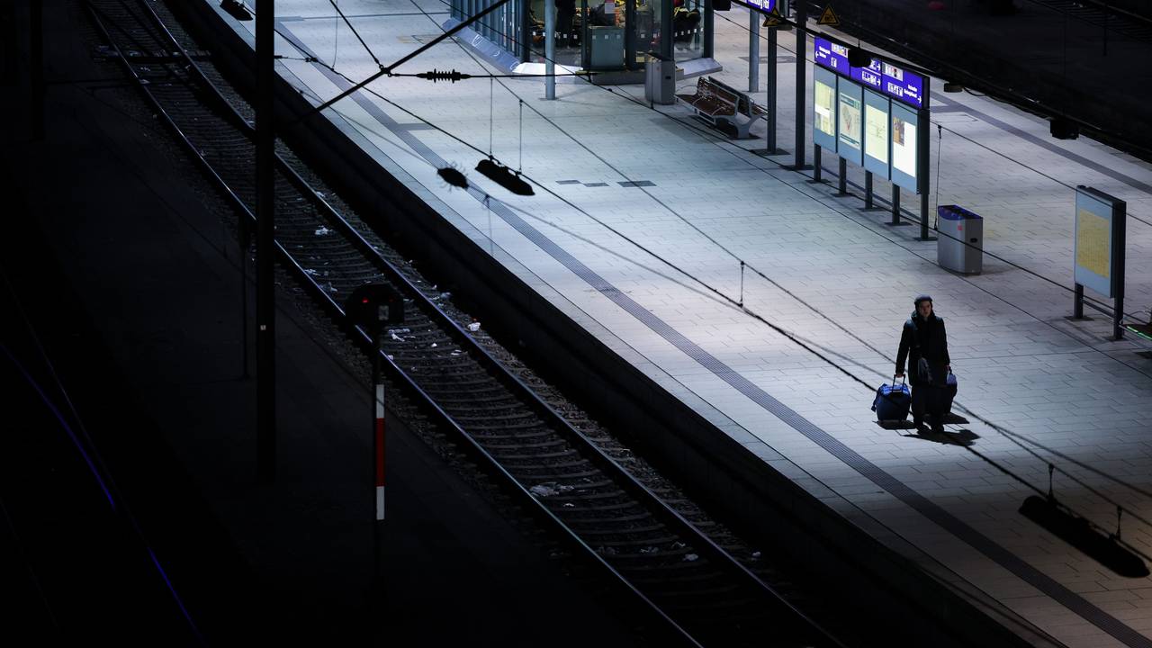 Nahezu menschenleer sind die Bahnsteige am frühen Mittwochmorgen auch im Hauptbahnhof Hamburg. Ein mehrtägiger Streik der Lokführergewerkschaft GDL hat seit 2 Uhr begonnen.