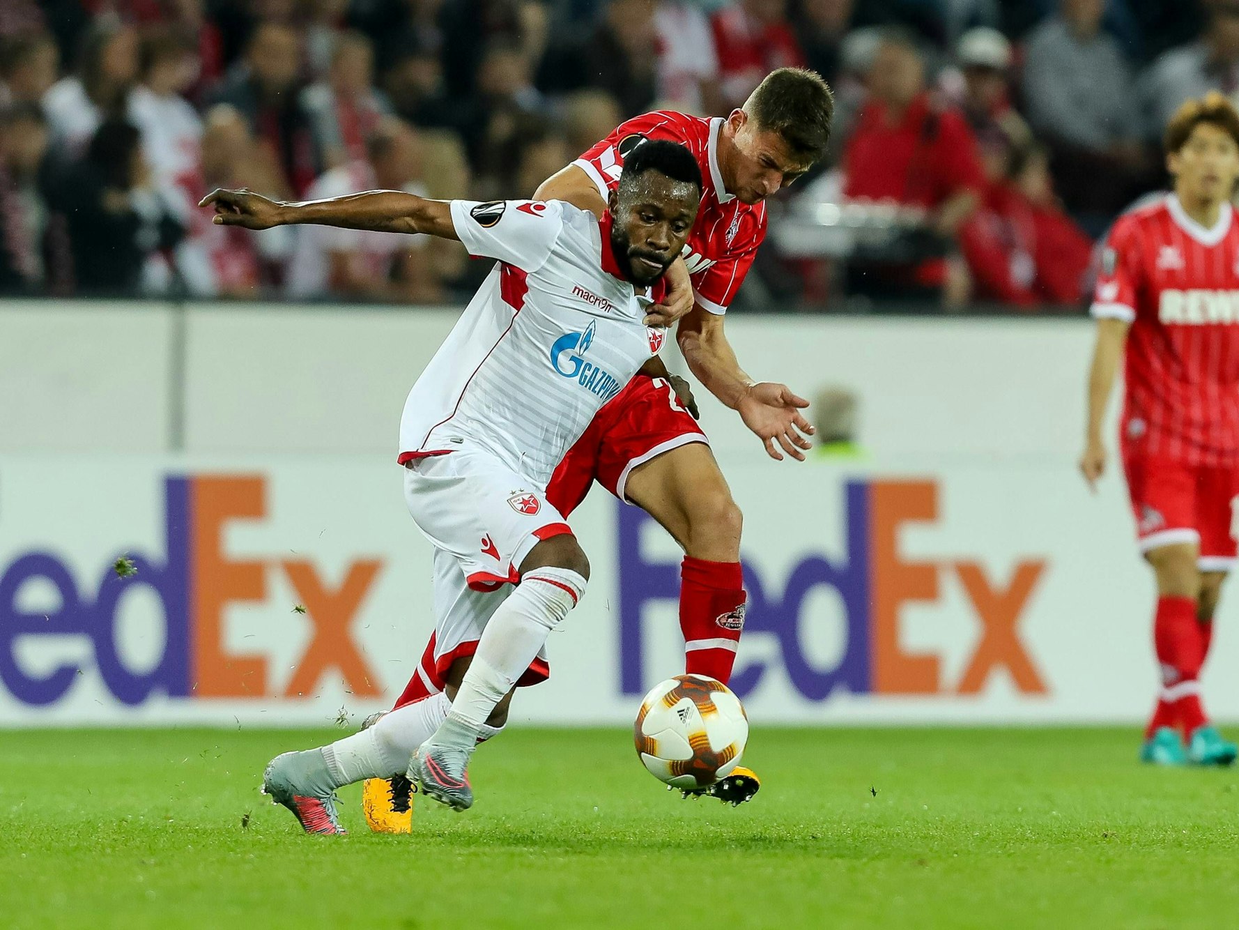 Guélor Kanga im Zweikampf mit Salih Özcan.