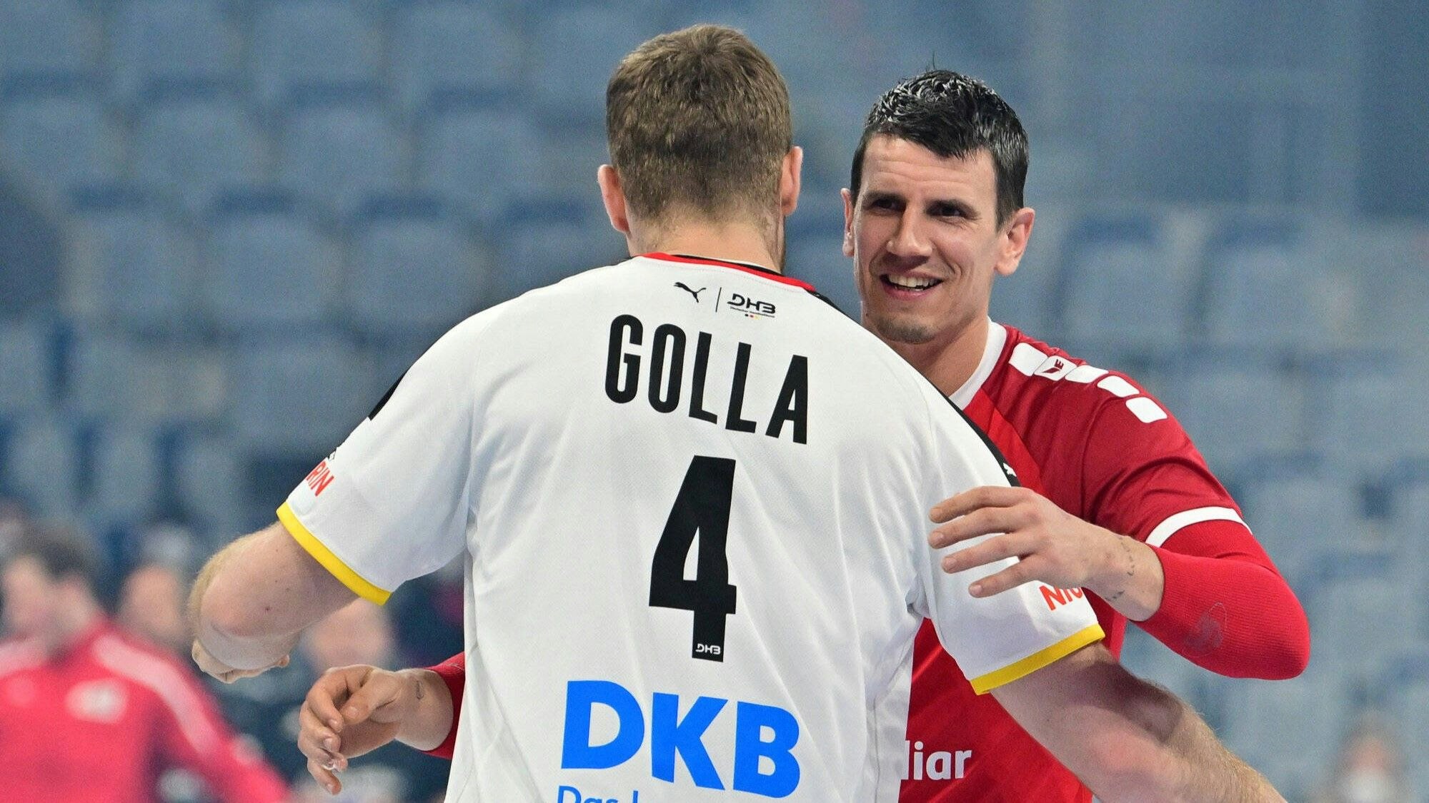 Andy Schmid und Johannes Golla umarmen sich beim bislang letzten Länderspiel zwischen Deutschland und der Schweiz.