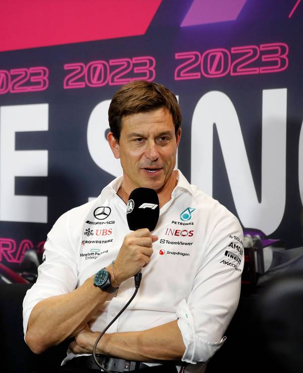 Günther Steiner und Toto Wolff auf einer Pressekonferenz.