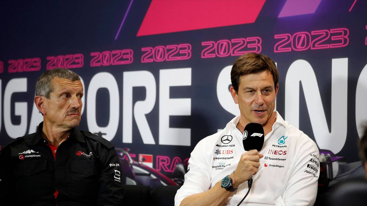 Günther Steiner und Toto Wolff auf einer Pressekonferenz.