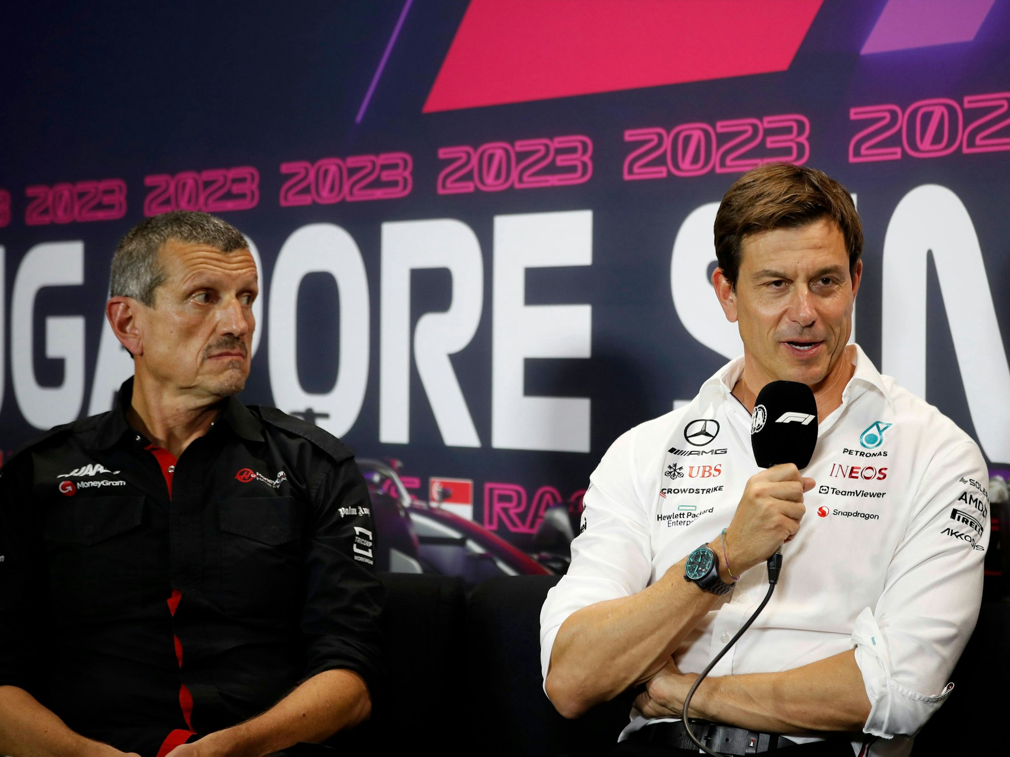Günther Steiner und Toto Wolff auf einer Pressekonferenz.