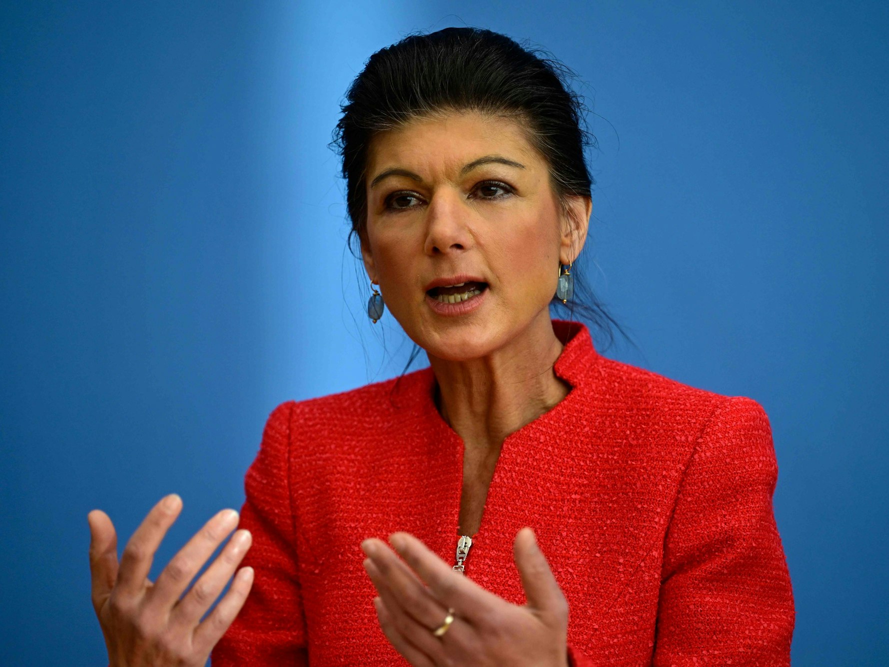 Sahra Wagenknecht spricht bei einer Pressekonferenz.