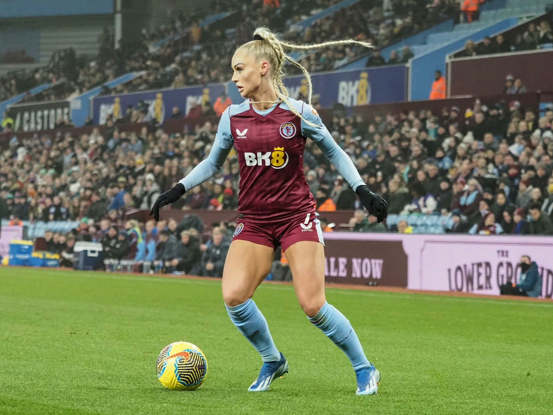 Alisha Lehmann in dem Trikot von dem Hersteller Castore während eines Fußballspiels in Birmingham (2023).