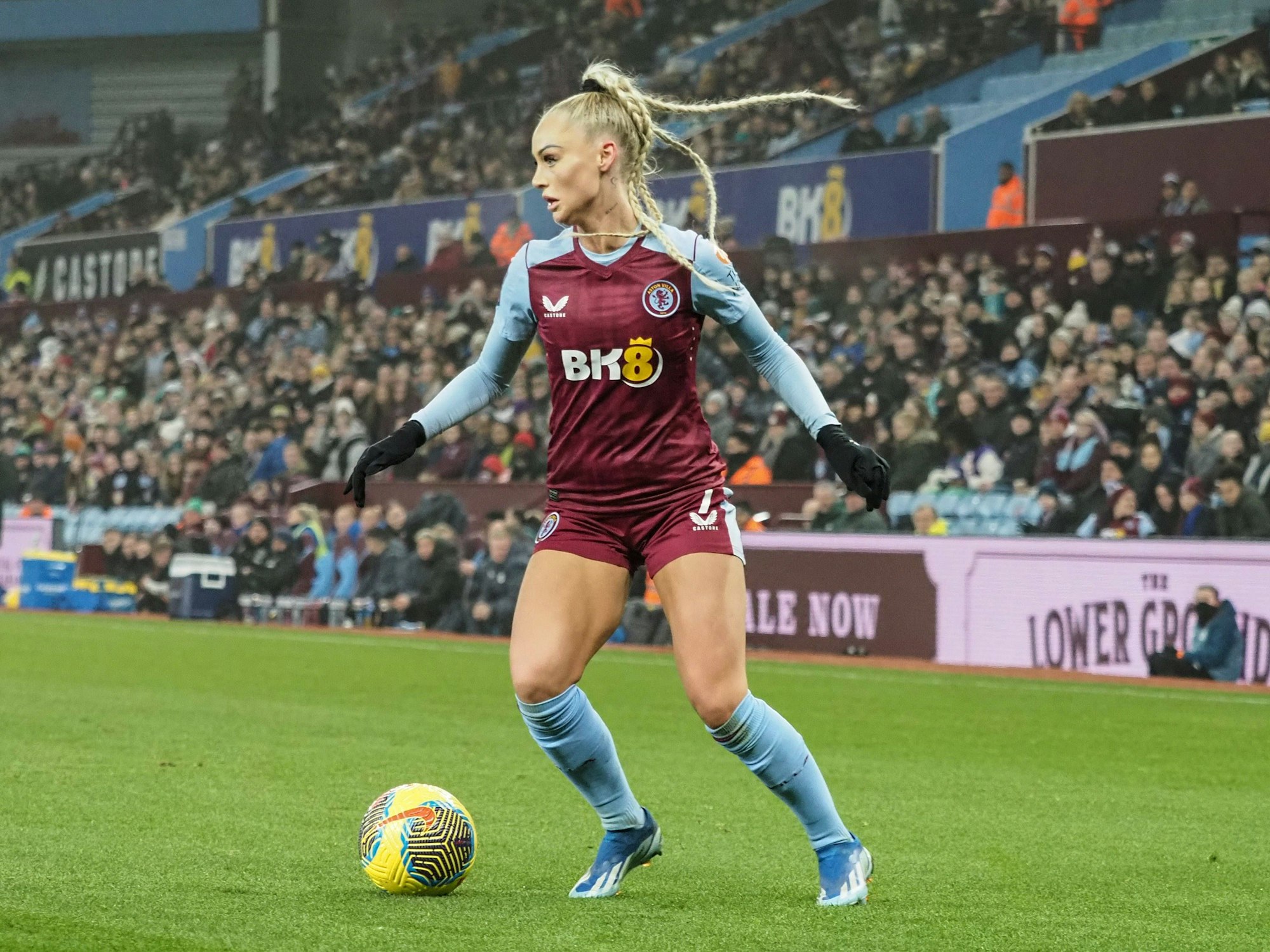 Alisha Lehmann in dem Trikot von dem Hersteller Castore während eines Fußballspiels in Birmingham (2023).