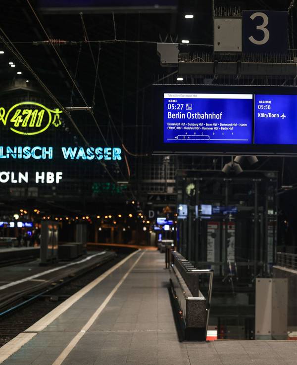 Köln: Der Bahnsteig im Hauptbahnhof ist leer.