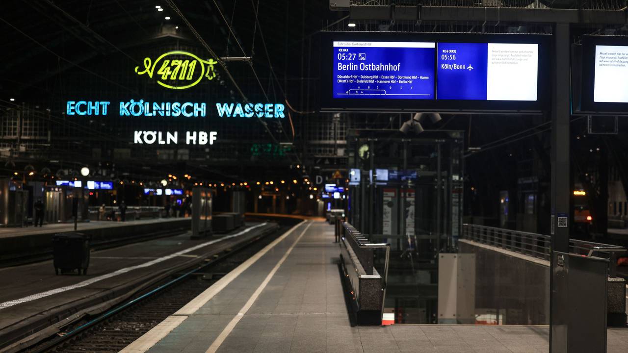 Köln: Der Bahnsteig im Hauptbahnhof ist leer.